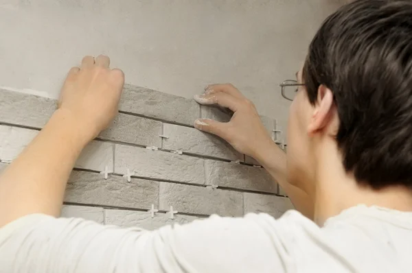 Worker tiler at work — Stock Photo, Image