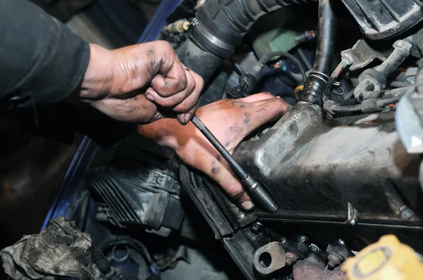 Reparador mecânico em trabalhos de reparação de automóveis — Fotografia de Stock