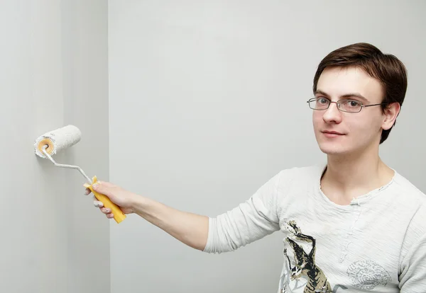Pintor trabalhador decorador com rolo — Fotografia de Stock