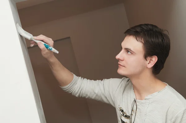 Pintor decorador trabajador con pincel — Foto de Stock