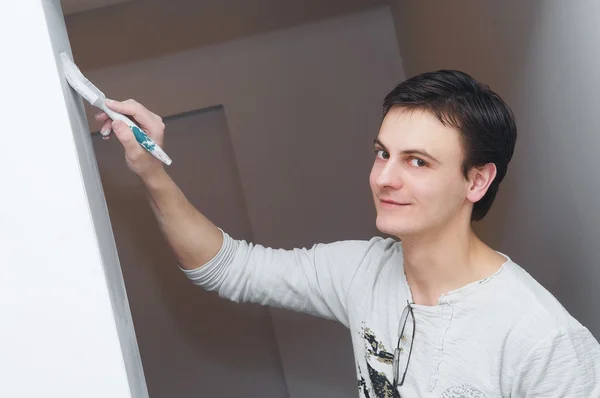 Ressam işçi dekoratör fırça ile — Stok fotoğraf