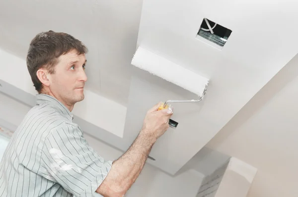 Painter worker painting a ceiling — Stock Photo, Image