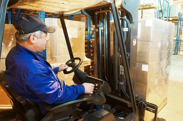 Truck loader arbetare på lager — Stockfoto