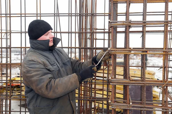 Builder making metal mesh — Stock Photo, Image