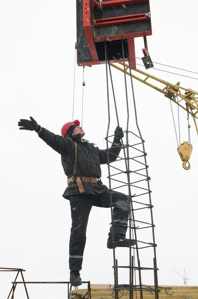 Ouvrier constructeur installant un coffrage en béton — Photo