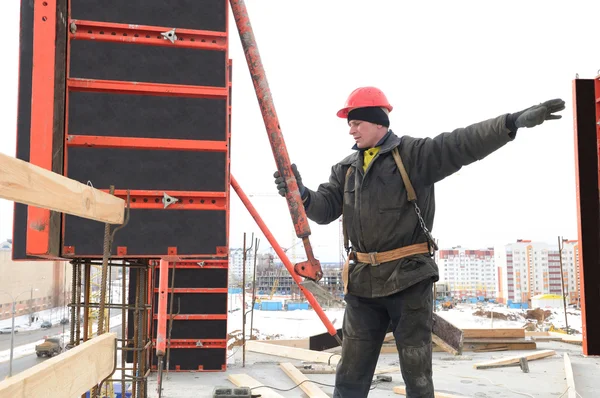 Worker builder and concrete formwork — Stock Photo, Image