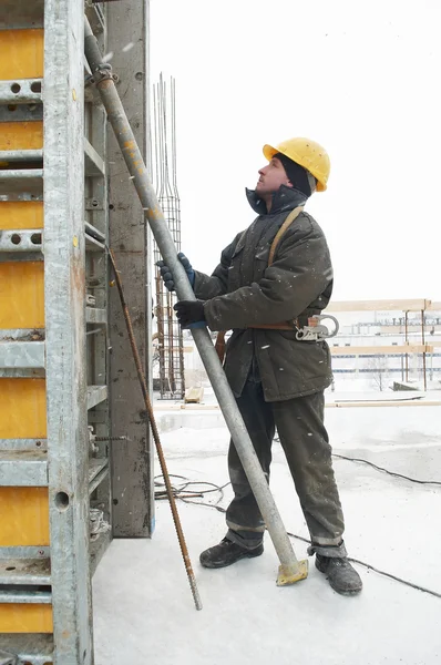 Trabajadores de la construcción montando encofrados — Foto de Stock