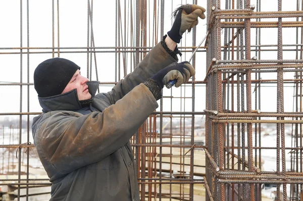 Trabajador haciendo una celosía de metal en la construcción si — Foto de Stock