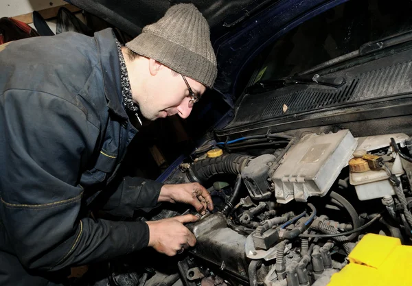 Mecánico reparador en los trabajos de reparación de automóviles — Foto de Stock
