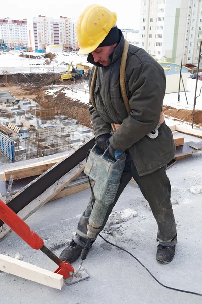 Arbetstagaren builder borr och betong formsättning — Stockfoto