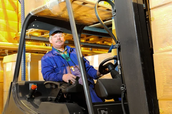 Forklift işçi depo — Stok fotoğraf