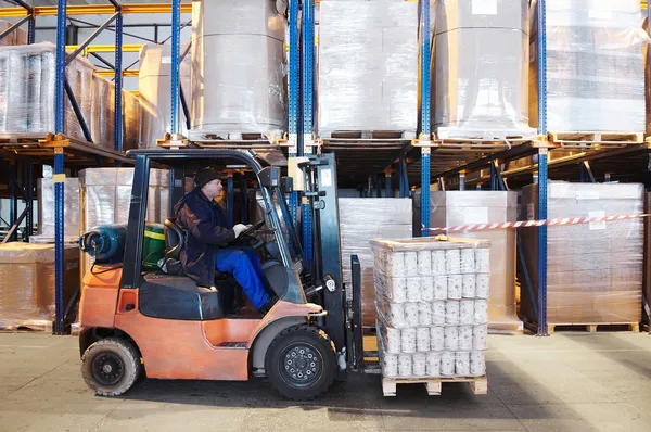 Lagerarbete med truck loader — Stockfoto