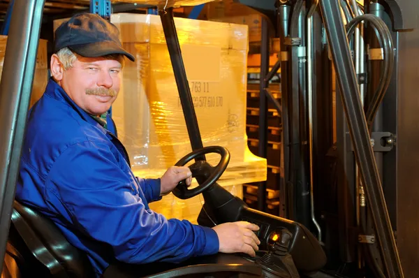 Forklift yükleyici işçi depo — Stok fotoğraf