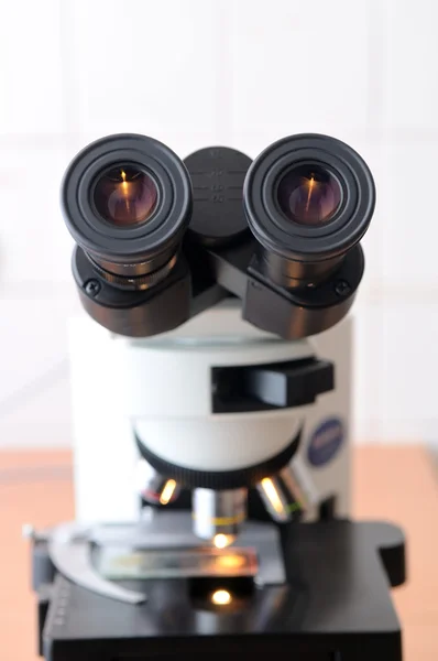 Microscopio de medicina de primer plano — Foto de Stock
