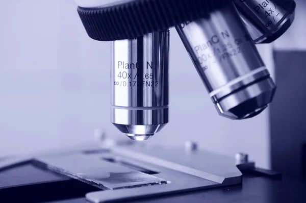 Yakın çekim tıp mikroskobu — Stok fotoğraf