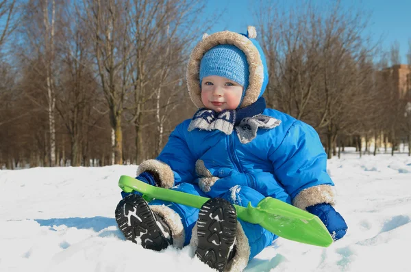 Счастливый мальчик на улице зимой — стоковое фото