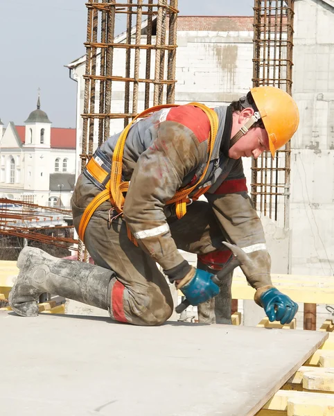 Constructor haciendo obras de construcción — Foto de Stock