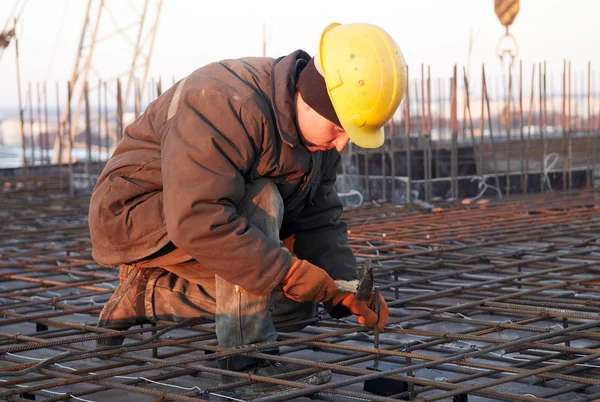 Werknemer op de bouwplaats — Stockfoto