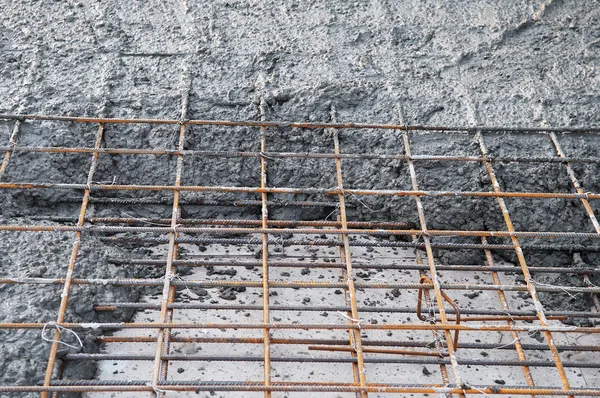 Metal mesh and concrete pouring — Stock Photo, Image