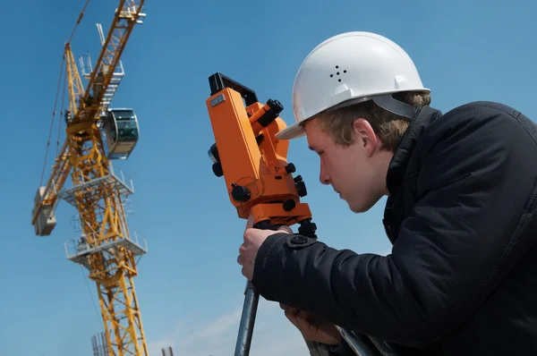 Surveyor met doorvoer niveau apparatuur — Stockfoto