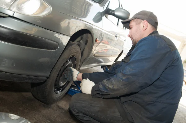 Riparatore meccanico al momento della sostituzione dei pneumatici — Foto Stock