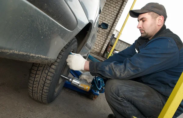 Machanic repairman at tyre replacement — Stock Photo, Image