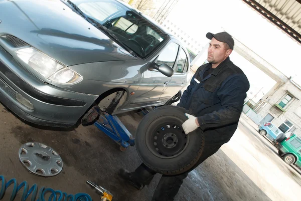 Servicekräfte bei Reifenarbeiten — Stockfoto