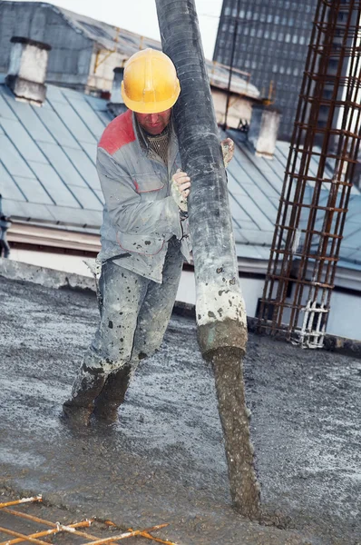 Bauarbeiter gießt Beton in Form — Stockfoto