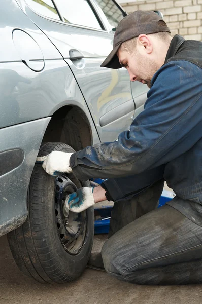Machanic repairman at tyre replacement — Stock Photo, Image