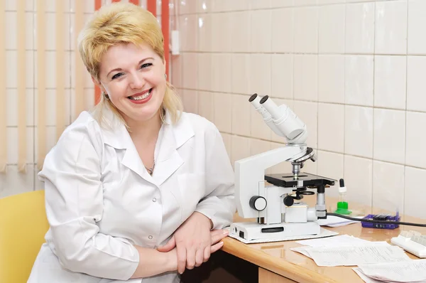 Γυναίκα γιατρό επιστήμονας και μικροσκόπιο — Φωτογραφία Αρχείου