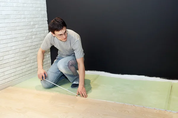 Podlahy pracuje s laminované desky — Stock fotografie