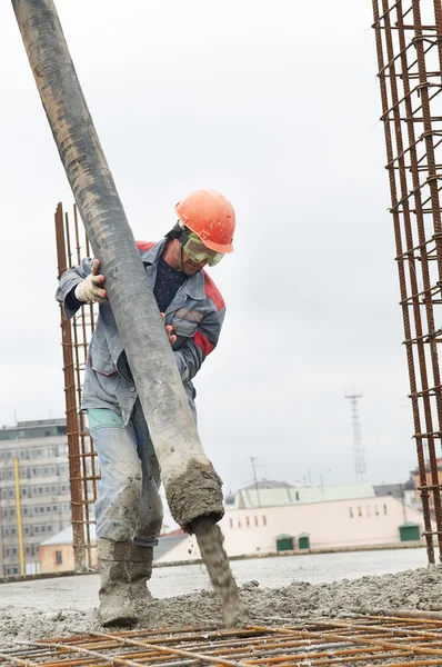 Operaio edile versando cemento in forma — Foto Stock