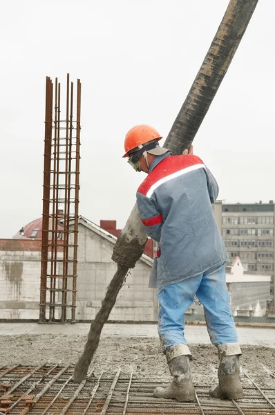 Builder worker pouring concrete into form — Stock Photo, Image
