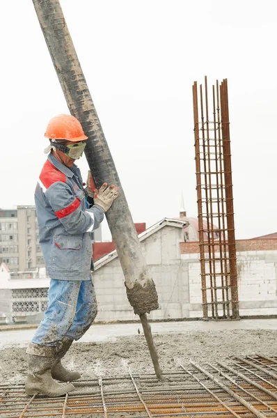 Konstruktor wylewanie betonu do formularza — Zdjęcie stockowe