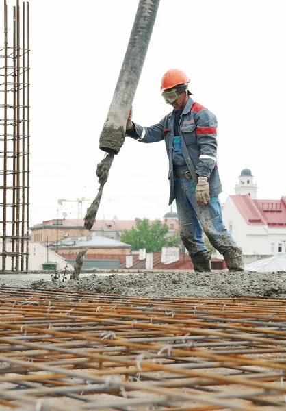 Construtor derramando concreto em forma — Fotografia de Stock