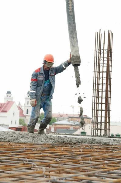 Ouvrier de chantier coulant du béton dans la forme — Photo