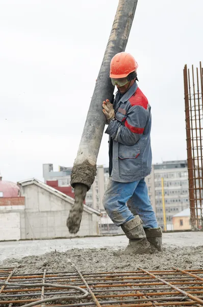 Builder pouring concrete into form — Stock Photo, Image