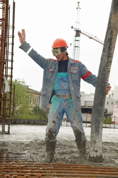 Trabalhador construtor derramando concreto em forma — Fotografia de Stock