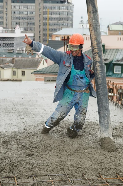 Construtor derramando concreto em forma — Fotografia de Stock