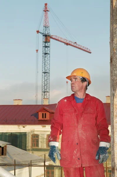 Рабочий строитель на стройплощадке — стоковое фото