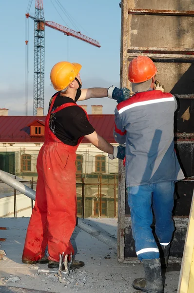 Workers builders at construction site — Stock Photo, Image