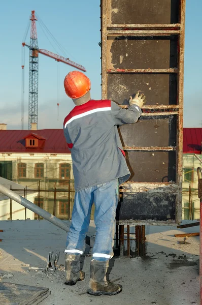 Builder installing formwork — Stock Photo, Image