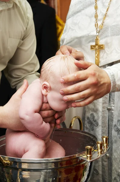 Baby dop med vatten i dopfunten — Stockfoto