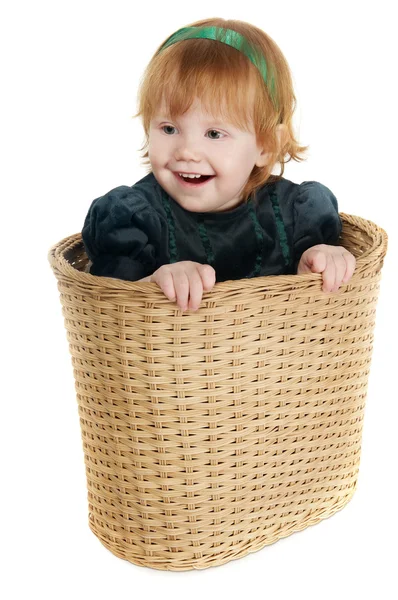Menina engraçada na cesta — Fotografia de Stock