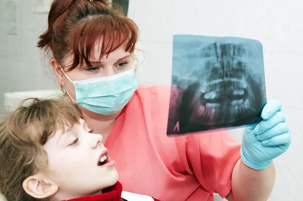 A fogorvos fogszabályozó orvos vizsgálat — Stock Fotó
