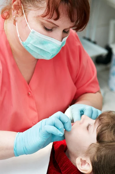 Badania ortodontyczne lekarz lekarz dentysta — Zdjęcie stockowe