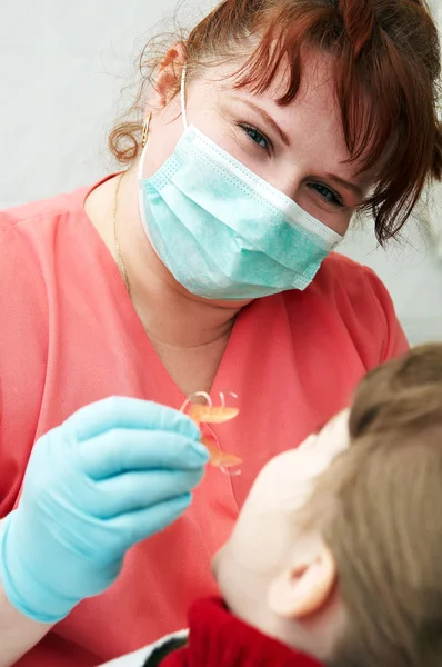 У стоматолога огляд лікаря ортодонта — стокове фото
