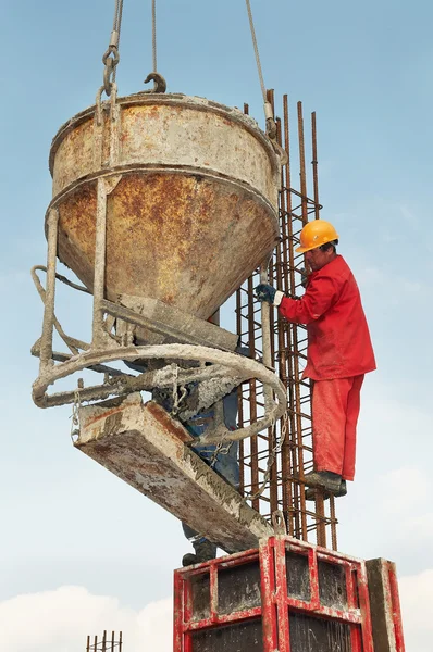 Trabajadores de la construcción vertiendo hormigón en forma —  Fotos de Stock