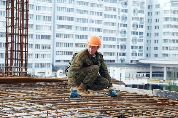 Builder making reinforcement — Stock Photo, Image