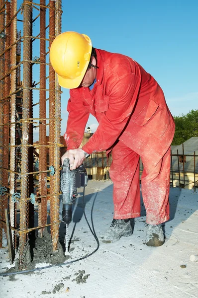 Worker builder and concrete formwork — Stock Photo, Image